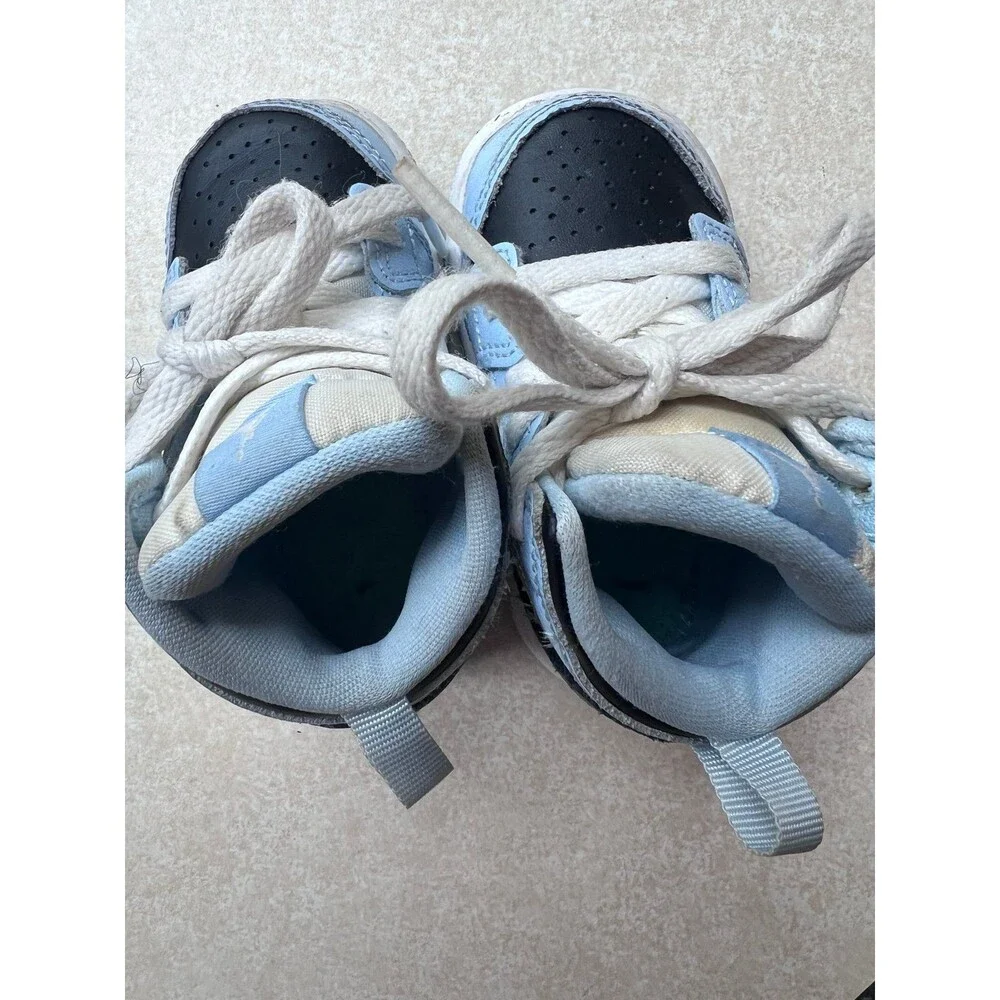 Toddler Nike air Jordan’s size 4